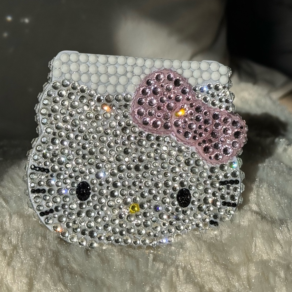 Hello Kitty face compact